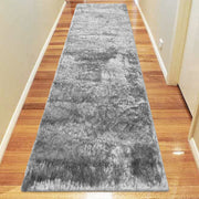 https://www.sarayrugs.com.au/wp-content/uploads/2018/05/Soft-Shaggy-1001-Lt.Grey-Runner.jpg