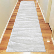 https://www.sarayrugs.com.au/wp-content/uploads/2018/05/Soft-Shaggy-1001-White-Runner.jpg
